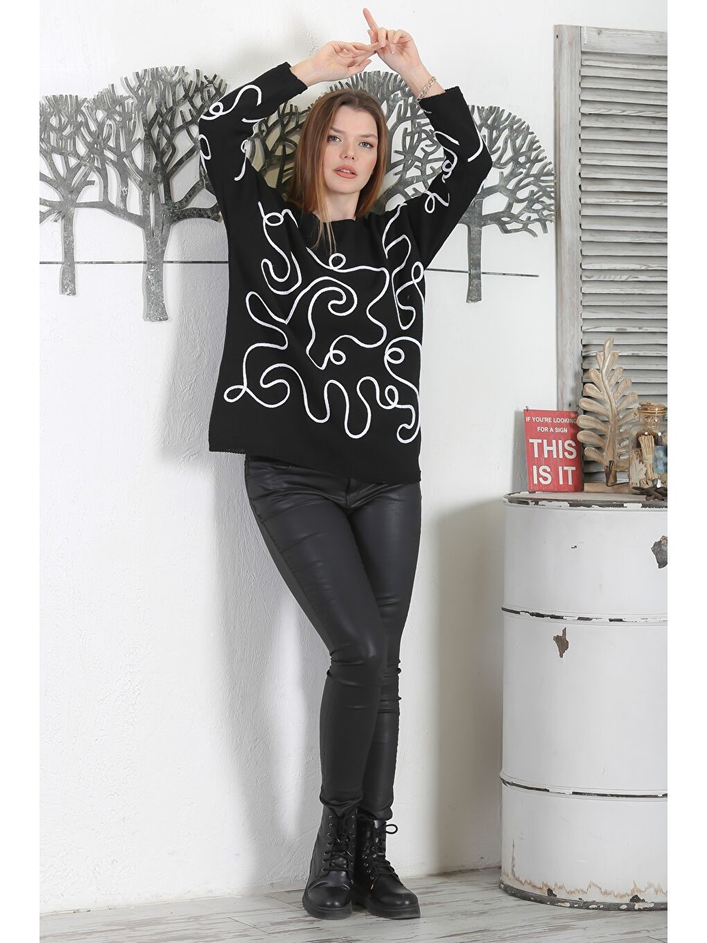 İtalyan Siyah Kayık Yaka Uzun Kol Süzene Nakışlı Casual Triko Kazak-4