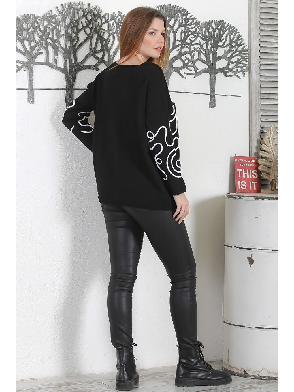 İtalyan Siyah Kayık Yaka Uzun Kol Süzene Nakışlı Casual Triko Kazak-5