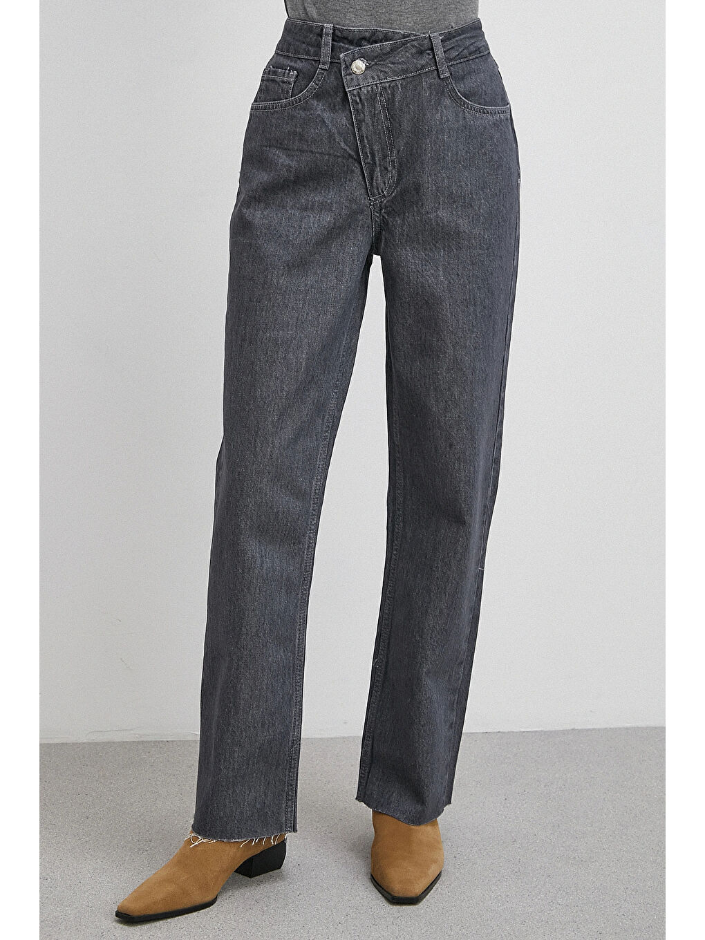 Gri Çapraz Fermuarlı Kesik Paça Düğmeli Jean Füme-3