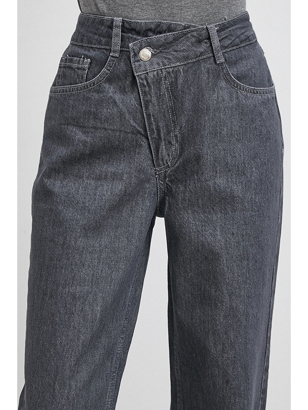 Gri Çapraz Fermuarlı Kesik Paça Düğmeli Jean Füme-4