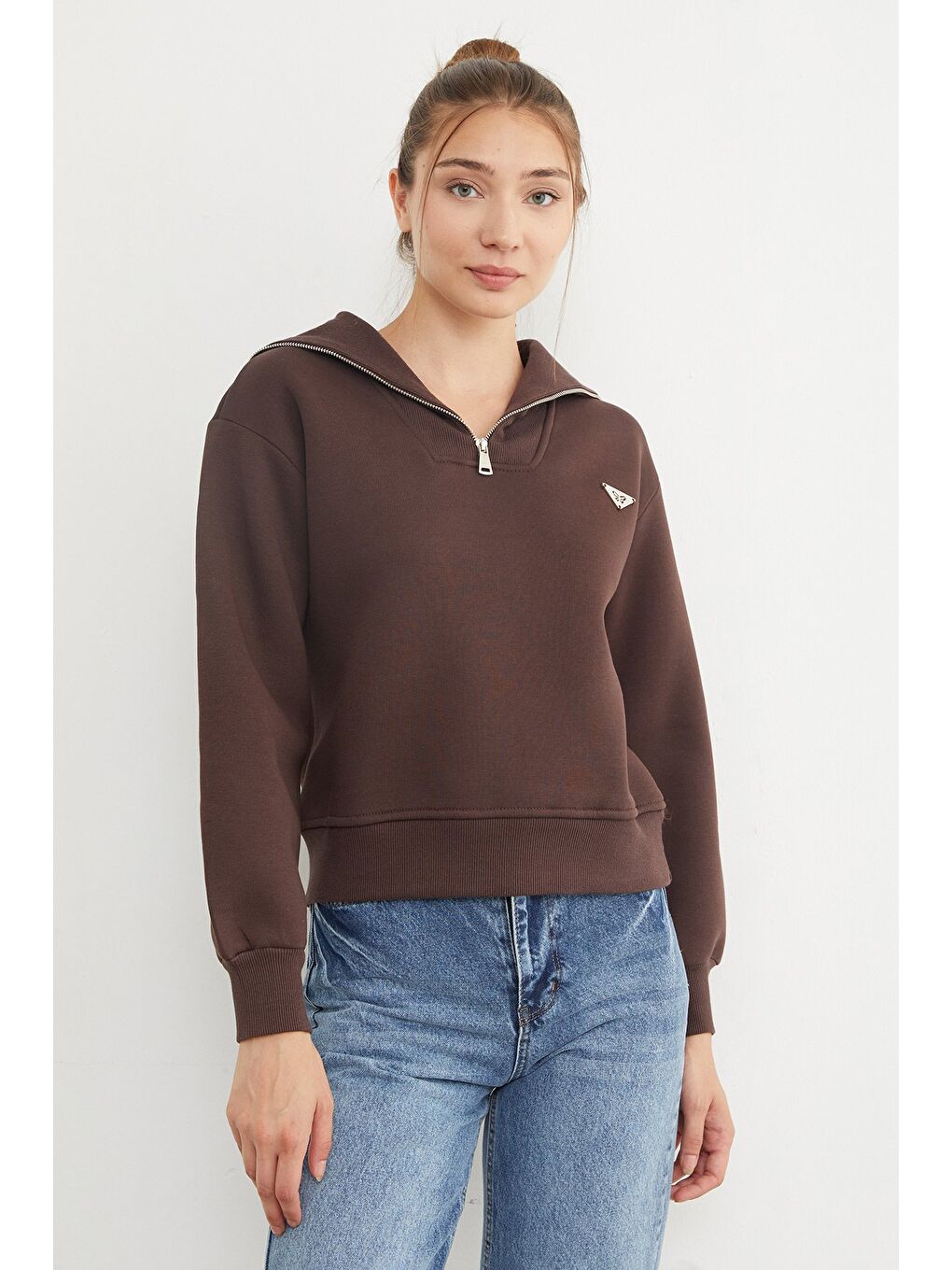 Kahverengi 3 İplik Üçgen Metal Armalı Sweatshirt