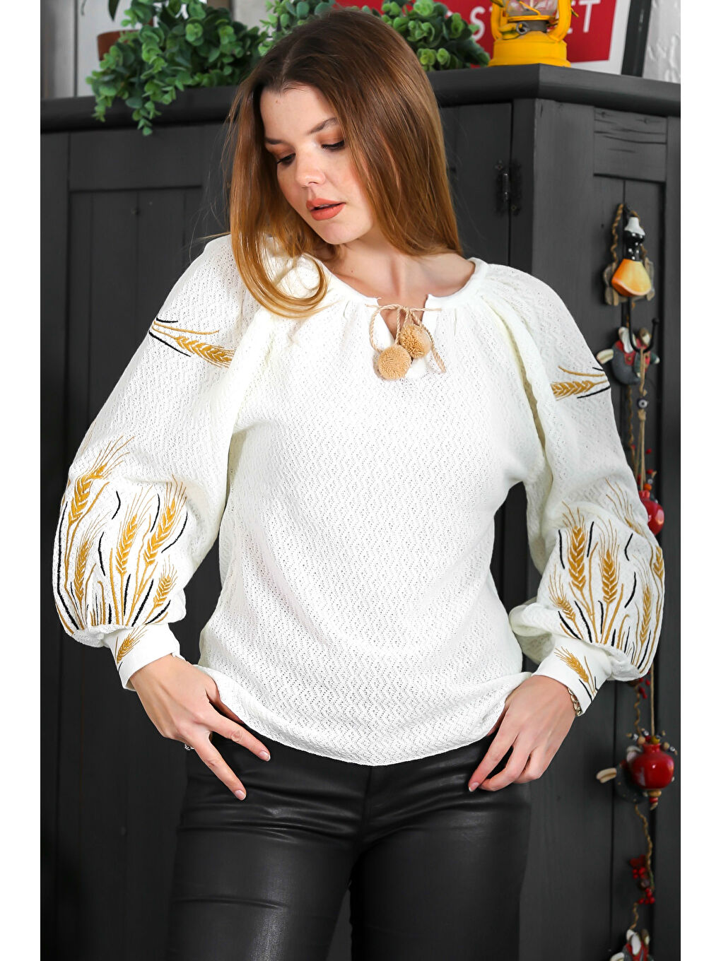 Ekru Boyundan Bağlamalı Balon Kol Ponponlu Nakışlı Casual Triko Kazak