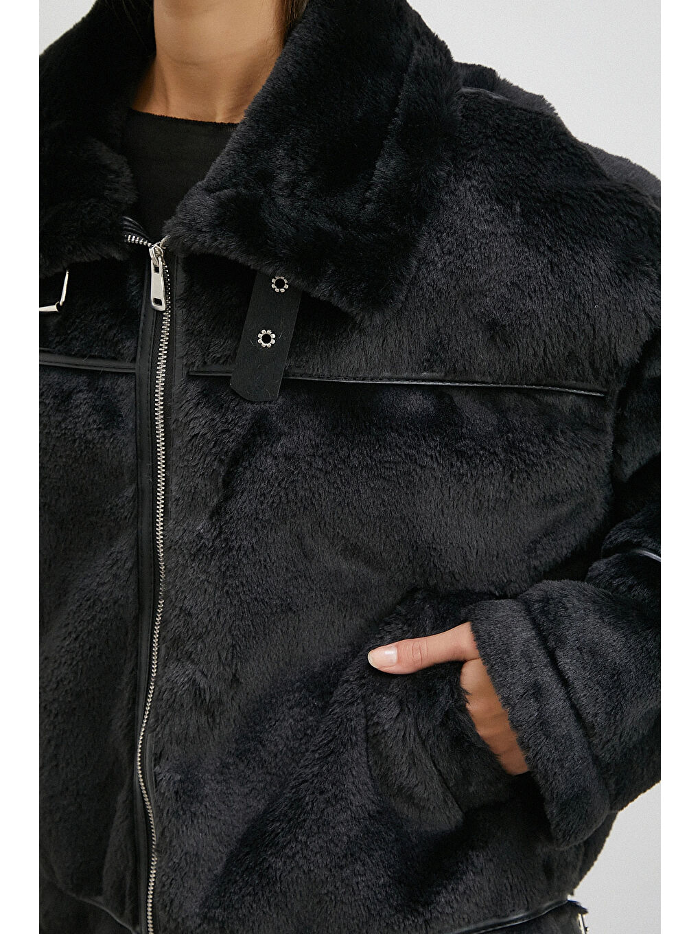 Ters Detay Pelüş Lamine Mont Siyah-4