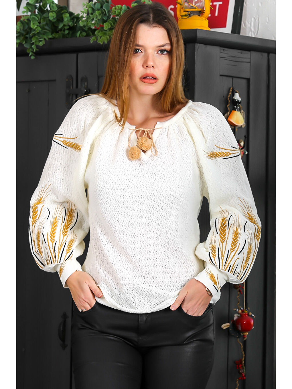 Ekru Boyundan Bağlamalı Balon Kol Ponponlu Nakışlı Casual Triko Kazak-2