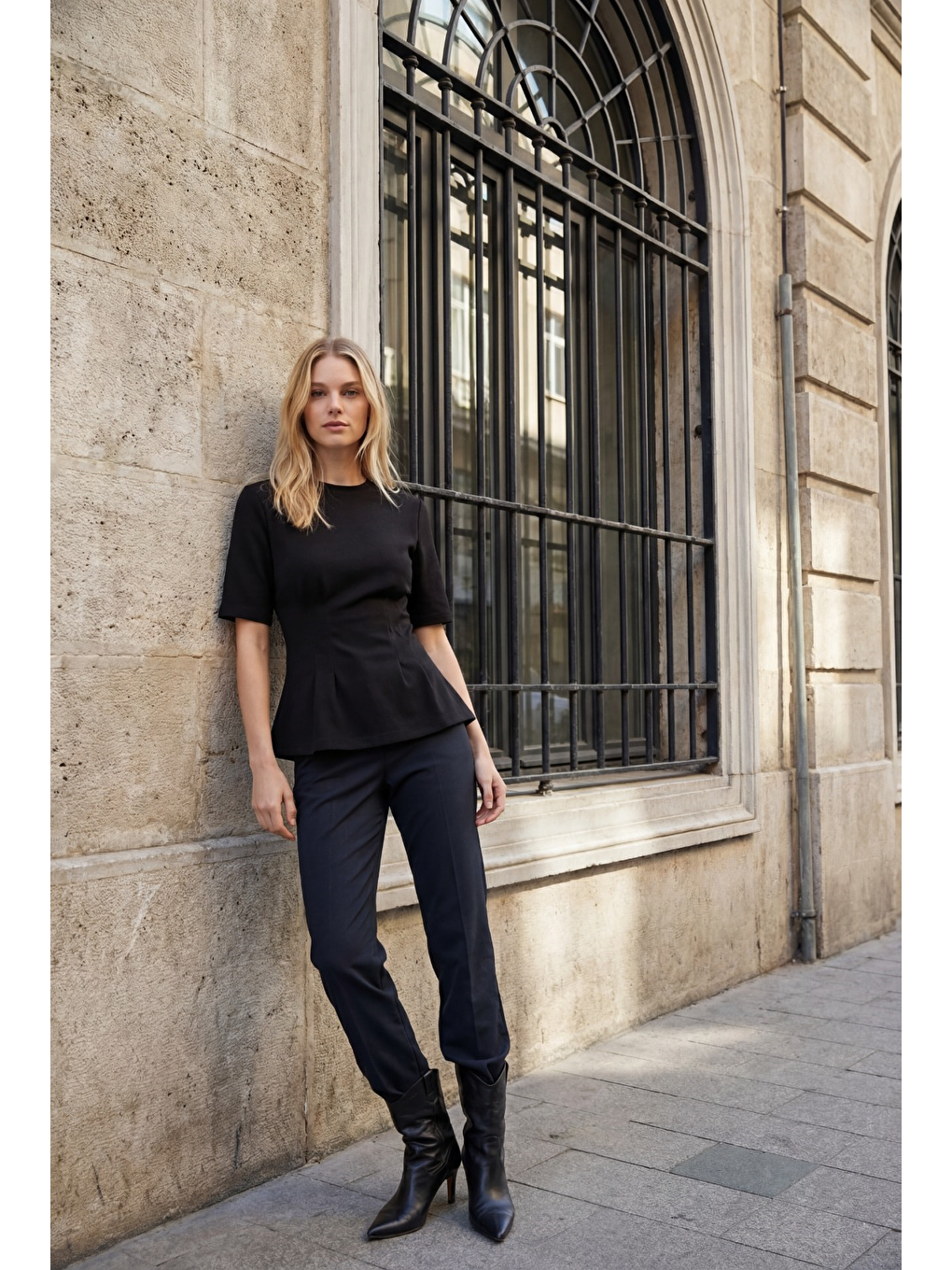 Siyah Kadın Bisiklet Yaka Belden Oturtmalı Basic Tişört-1