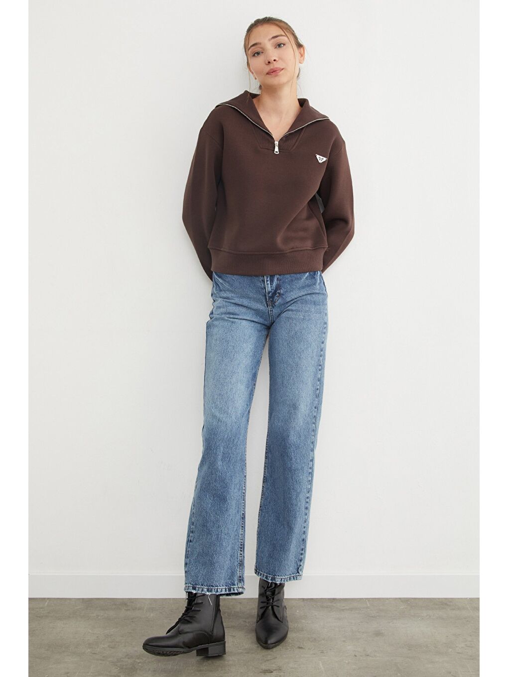 Kahverengi 3 İplik Üçgen Metal Armalı Sweatshirt-1