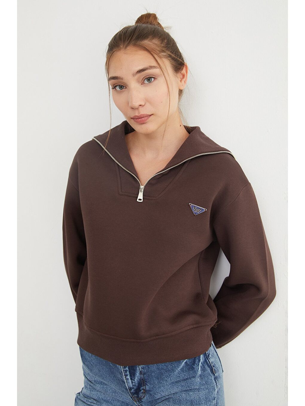 Kahverengi 3 İplik Üçgen Metal Armalı Sweatshirt-2