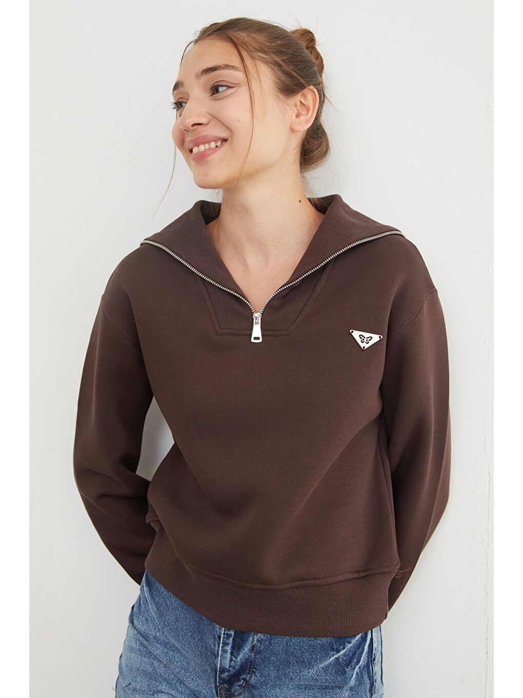 Kahverengi 3 İplik Üçgen Metal Armalı Sweatshirt-3