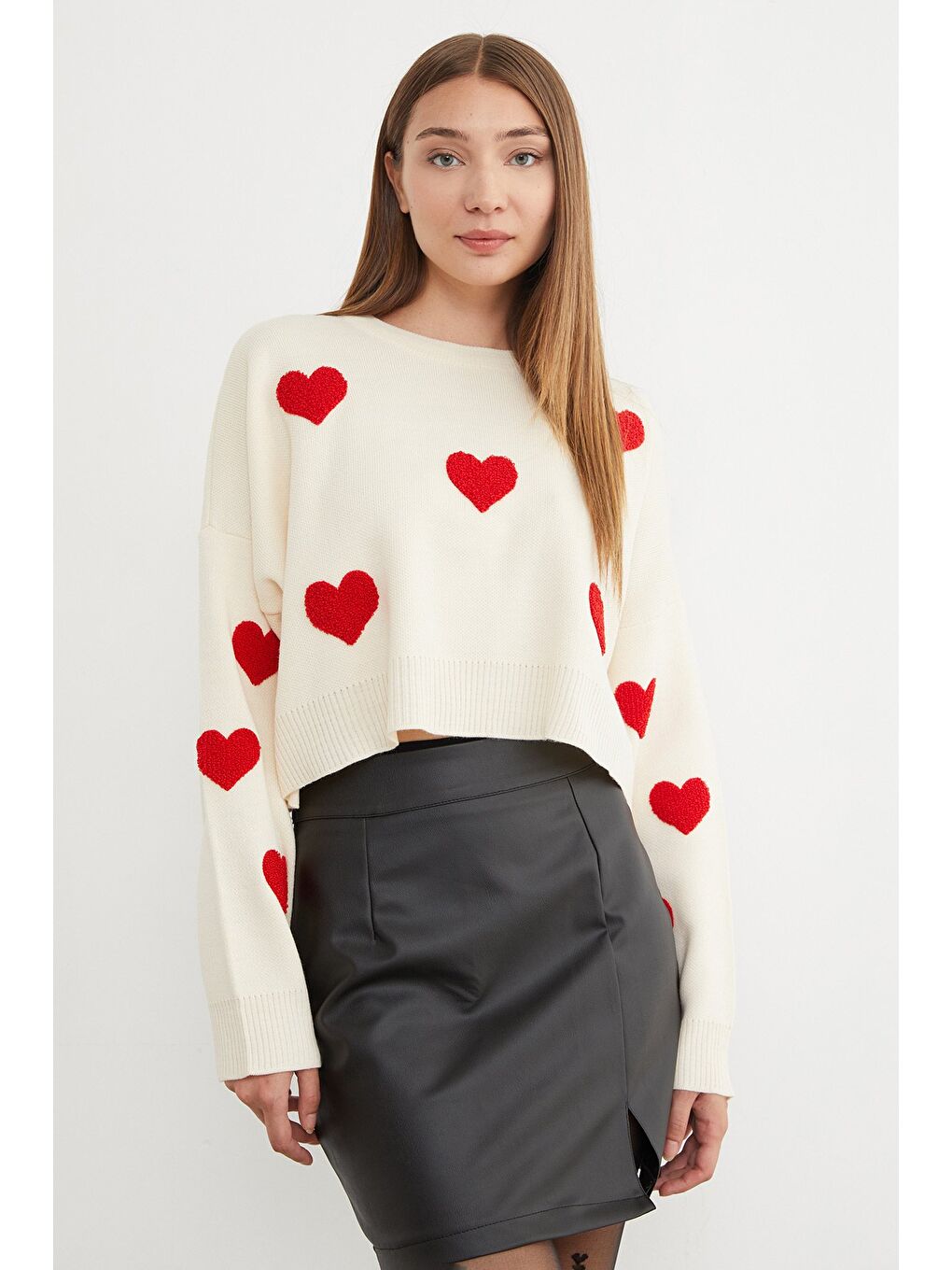 Ekru Kalp Nakışlı Crop Triko Kazak