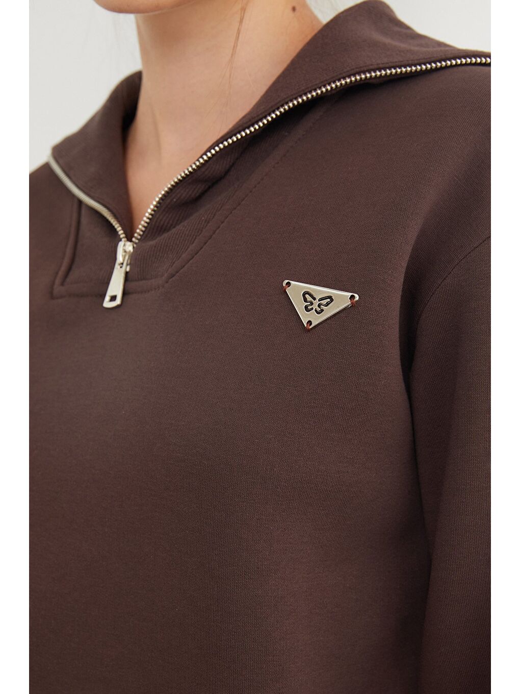 Kahverengi 3 İplik Üçgen Metal Armalı Sweatshirt-4
