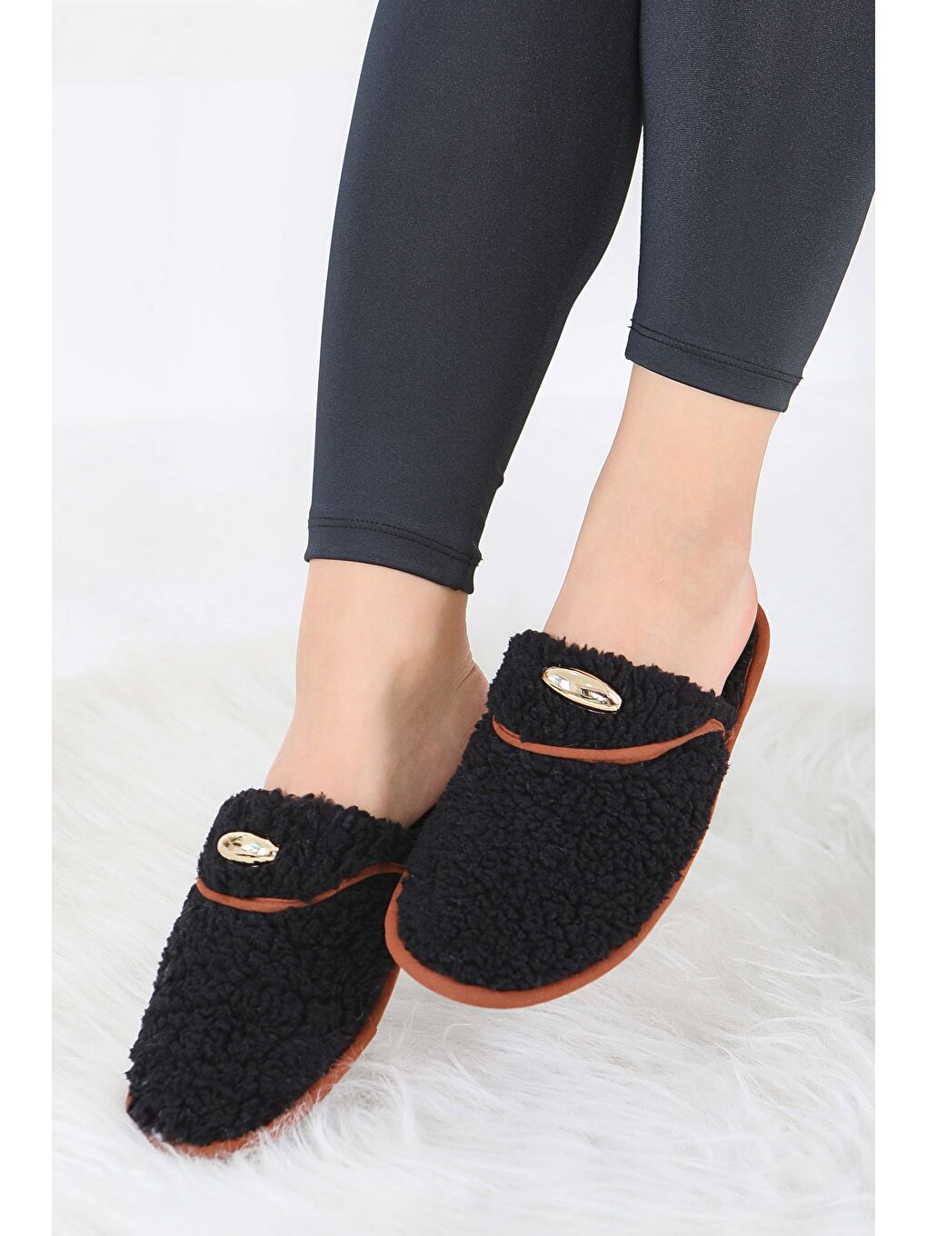 Kadın Siyah Tokalı Pelüş Ev Terliği - 27912-SIYAH-1