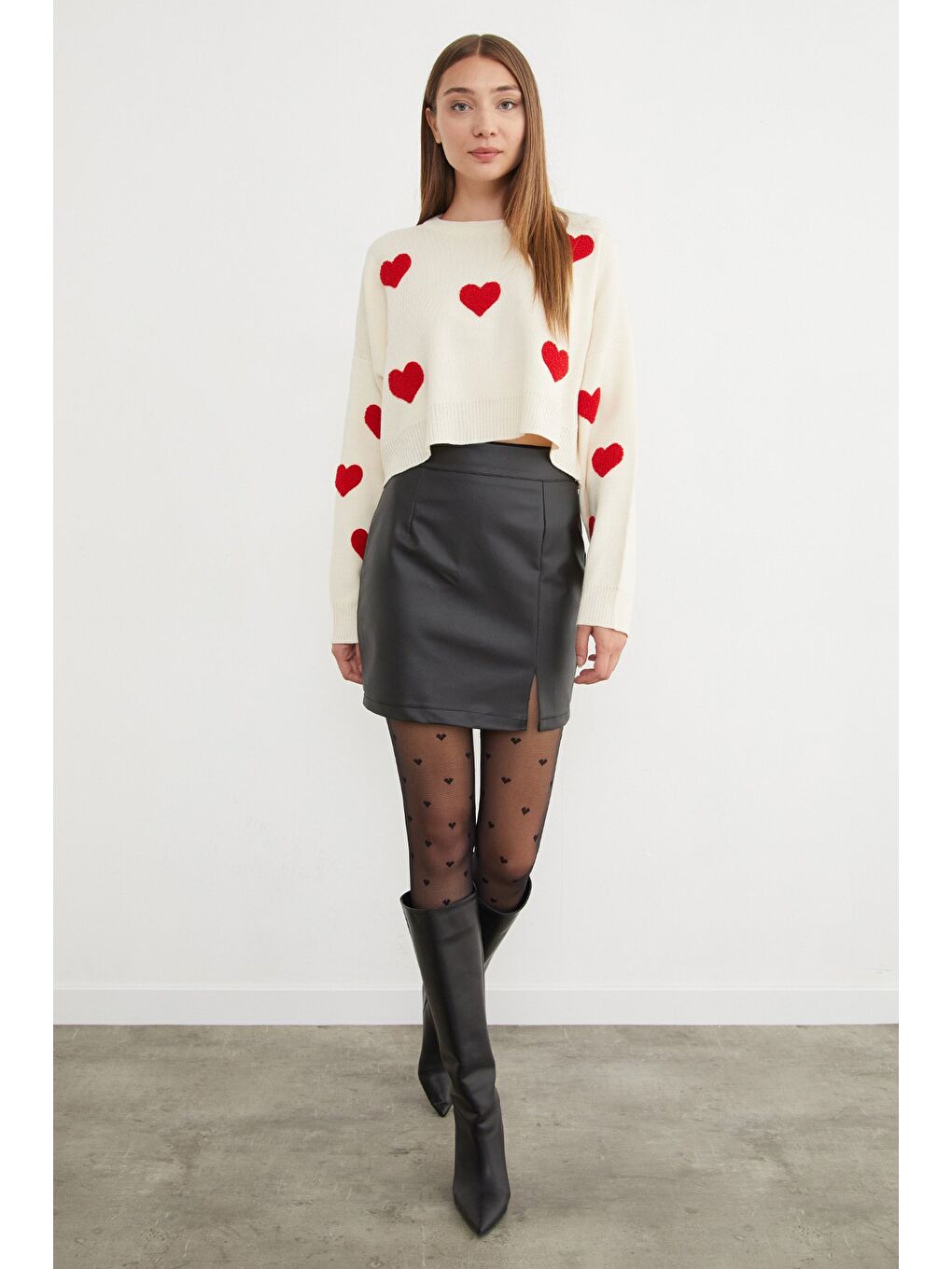 Ekru Kalp Nakışlı Crop Triko Kazak-1