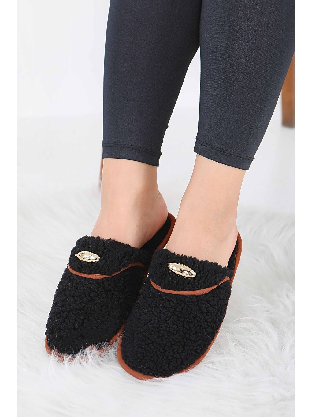 Kadın Siyah Tokalı Pelüş Ev Terliği - 27912-SIYAH-2