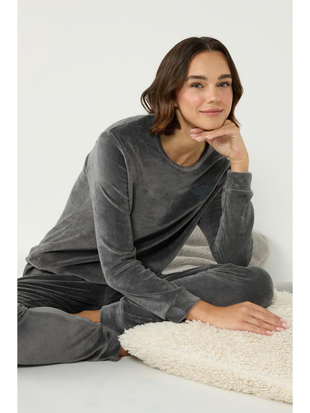 Gri Kadife Bisiklet Yaka Düşük Omuz Uzun Kol Cepli Pijama Takım 403096 Füme