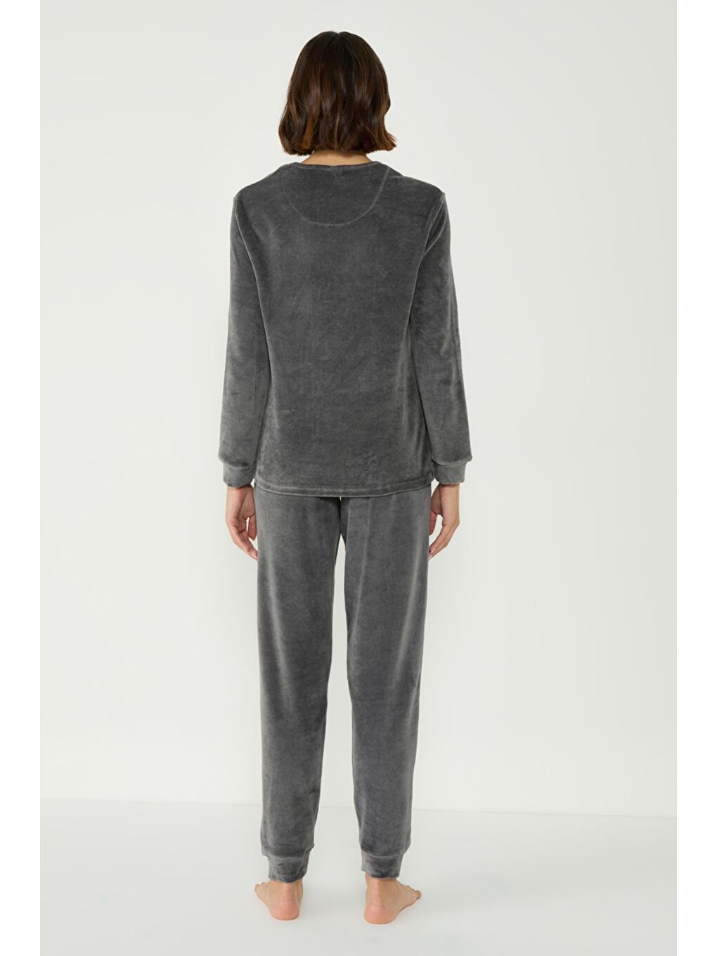 Gri Kadife Bisiklet Yaka Düşük Omuz Uzun Kol Cepli Pijama Takım 403096 Füme-3