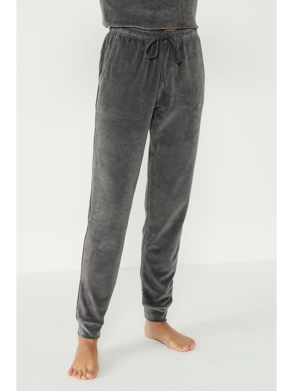 Gri Kadife Bisiklet Yaka Düşük Omuz Uzun Kol Cepli Pijama Takım 403096 Füme-5