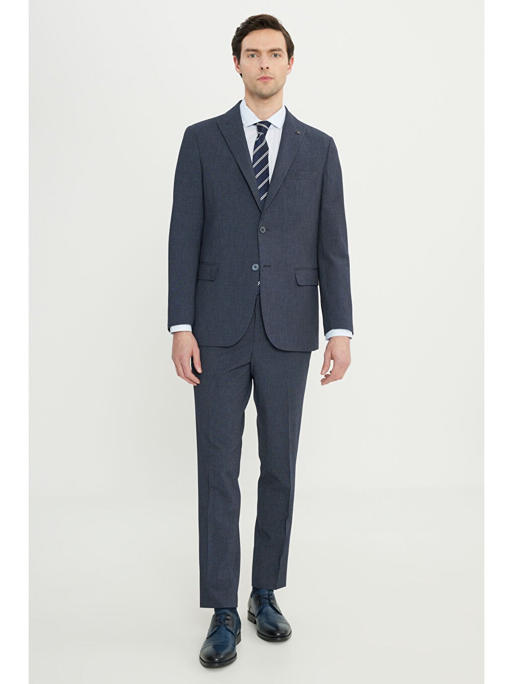 Erkek Lacivert Slim Fit Dar Kesim Kırlangıç Yaka Çizgili Gofre Desenli Kapak Cepli Takım Elbise-1