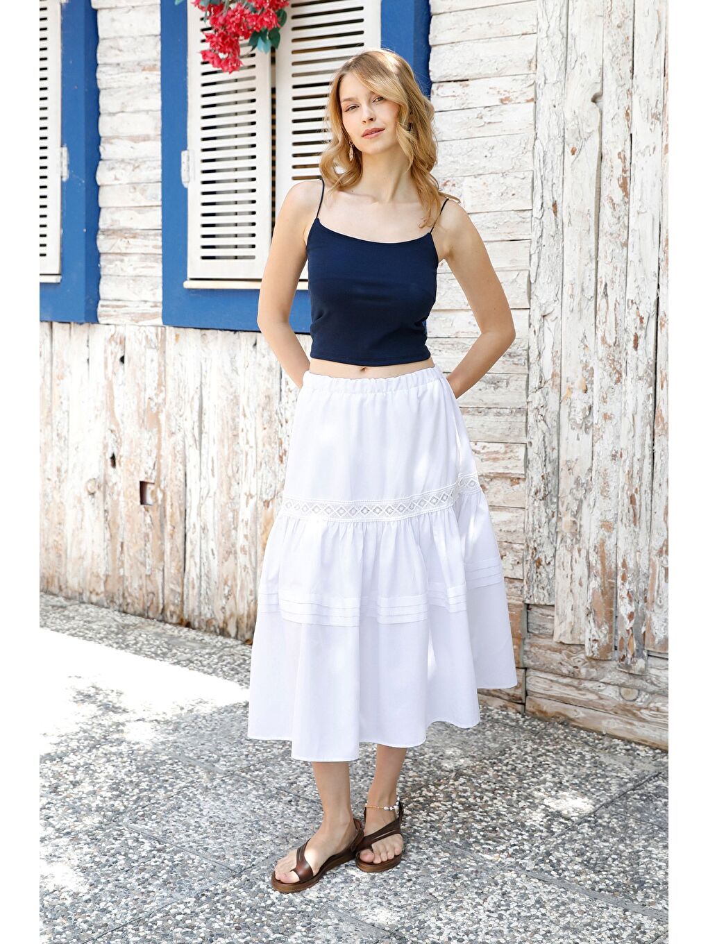 Beyaz Beli Lastikli Dantel Detaylı Etek