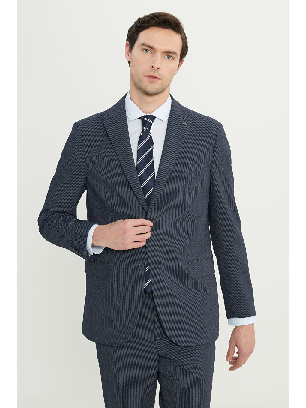 Erkek Lacivert Slim Fit Dar Kesim Kırlangıç Yaka Çizgili Gofre Desenli Kapak Cepli Takım Elbise-3