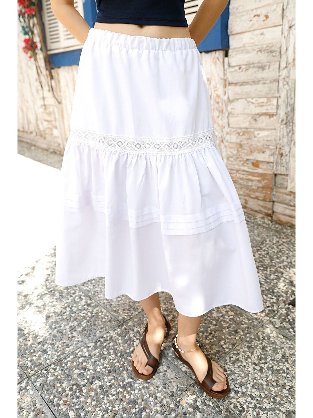 Beyaz Beli Lastikli Dantel Detaylı Etek-4