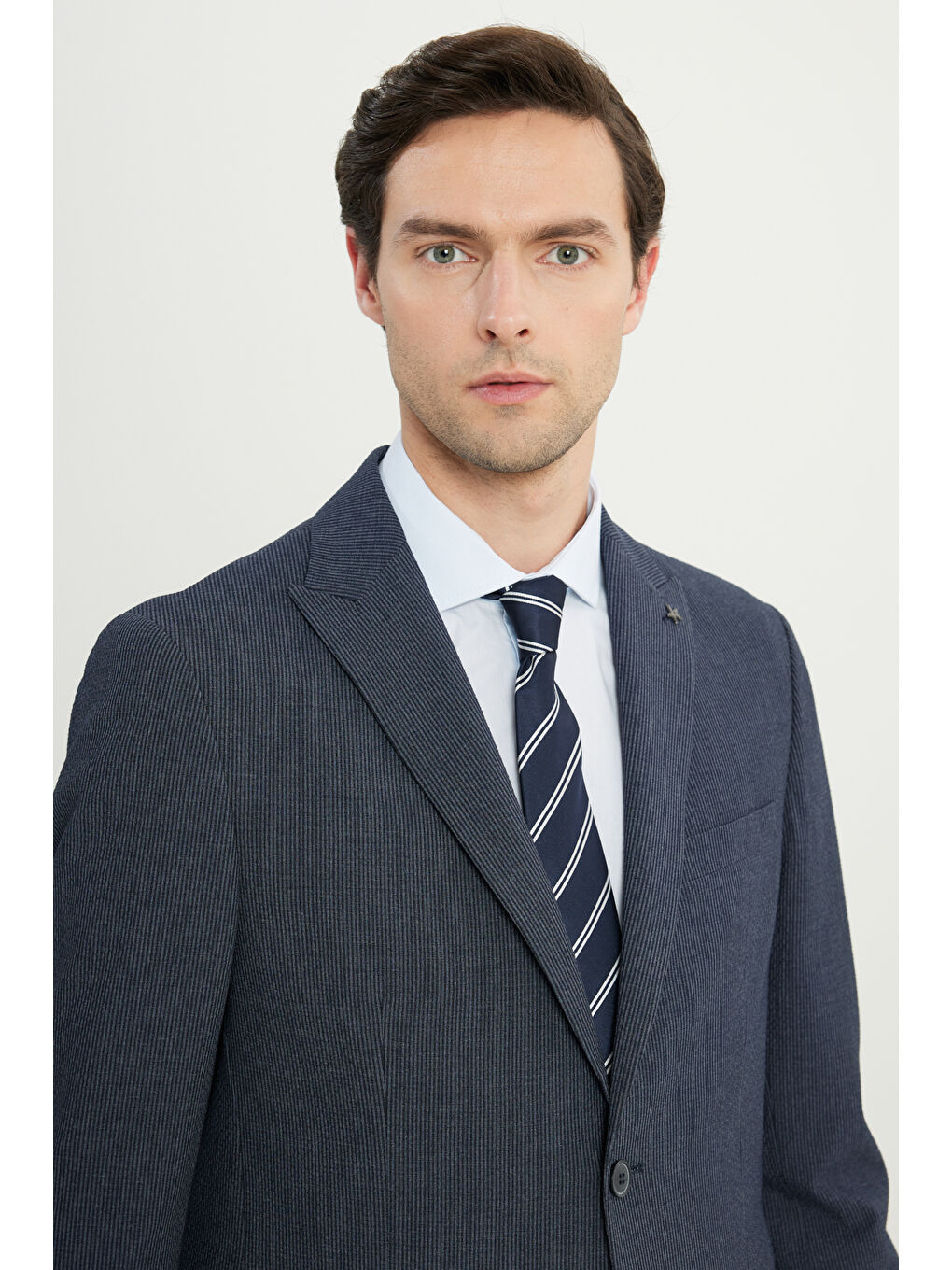 Erkek Lacivert Slim Fit Dar Kesim Kırlangıç Yaka Çizgili Gofre Desenli Kapak Cepli Takım Elbise-4