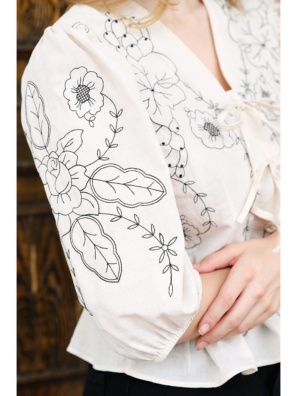 Bej Çiçek Nakışlı Önü Bağlamalı Balon Kol Bluz-3