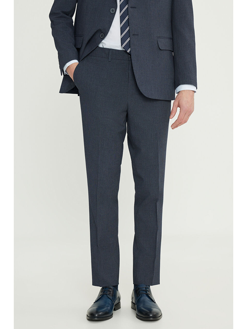 Erkek Lacivert Slim Fit Dar Kesim Kırlangıç Yaka Çizgili Gofre Desenli Kapak Cepli Takım Elbise-5