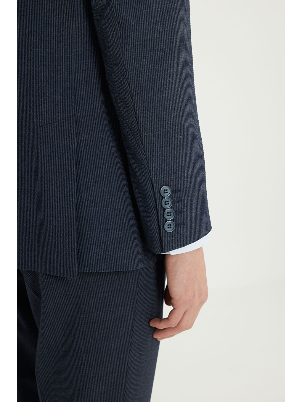 Erkek Lacivert Slim Fit Dar Kesim Kırlangıç Yaka Çizgili Gofre Desenli Kapak Cepli Takım Elbise-6