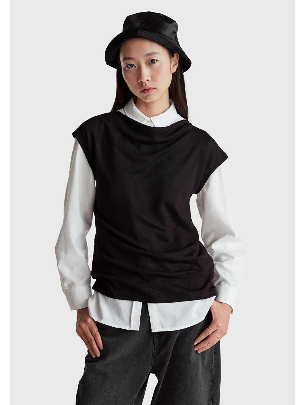 Kadın Siyah Viskoz Karışımlı Kayık Yaka Kolsuz Üst