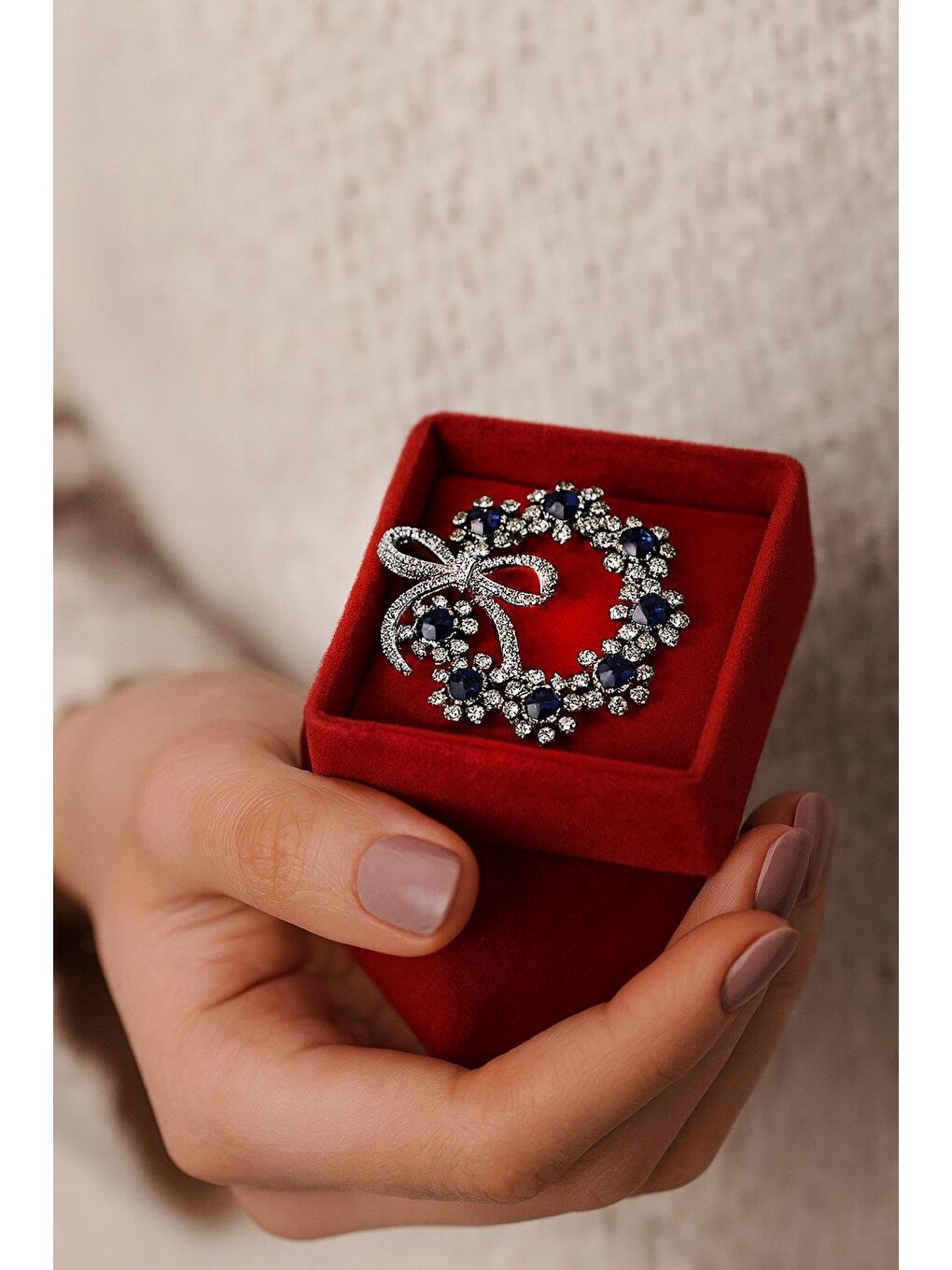 Gri Fiyonk Kristal Taşlı Yaka İğnesi Broş-1