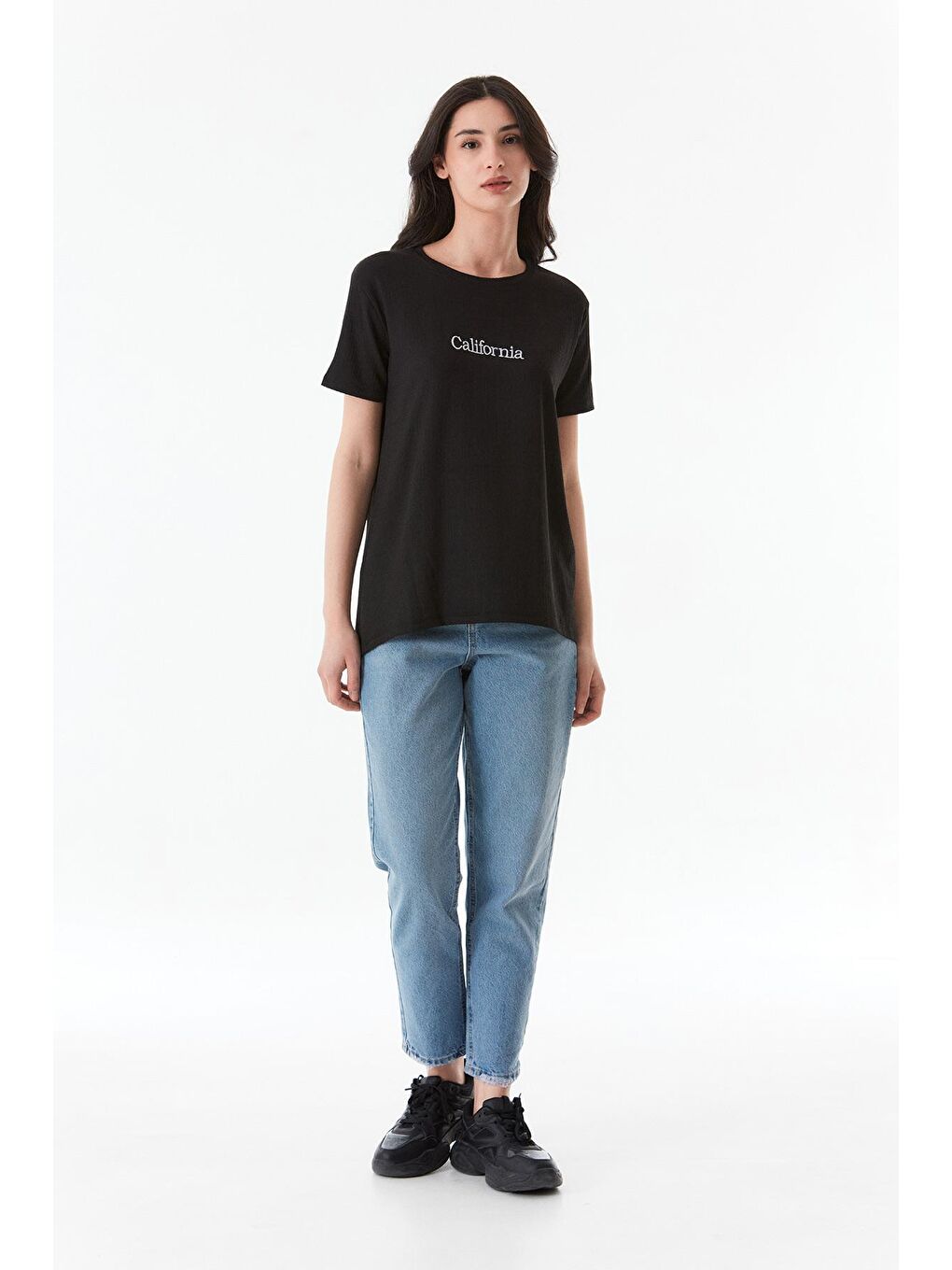 Siyah California Nakışlı Bürümcük Kumaş Oversize Tişört-1