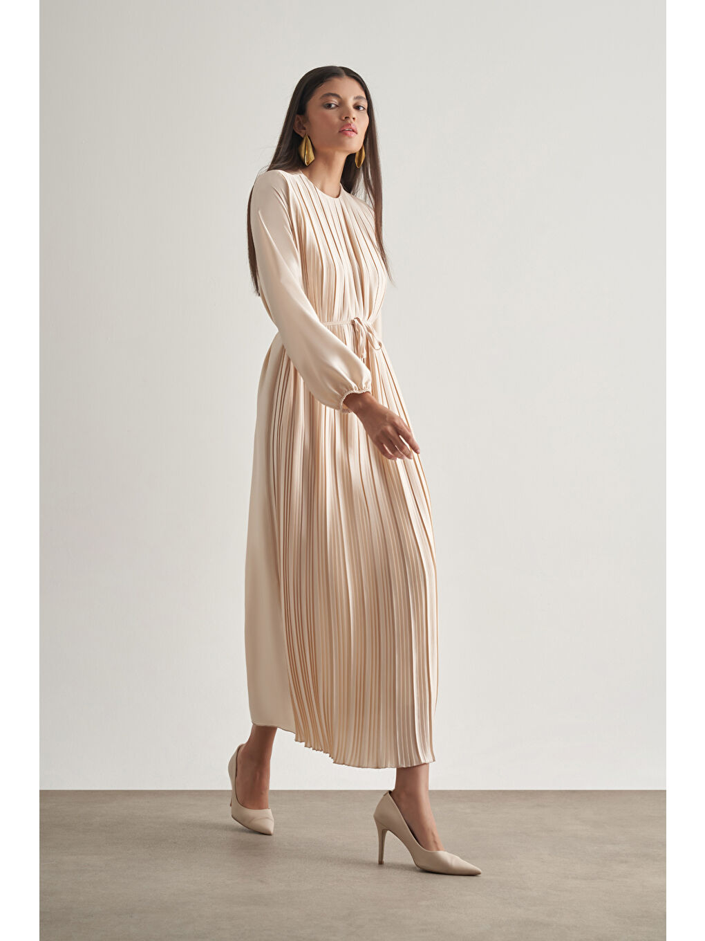 Saten Dokulu İnce Piliseli Ekru Maksi Elbise-1