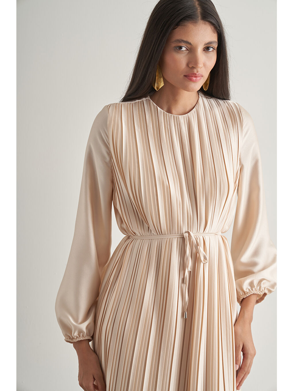 Saten Dokulu İnce Piliseli Ekru Maksi Elbise-2