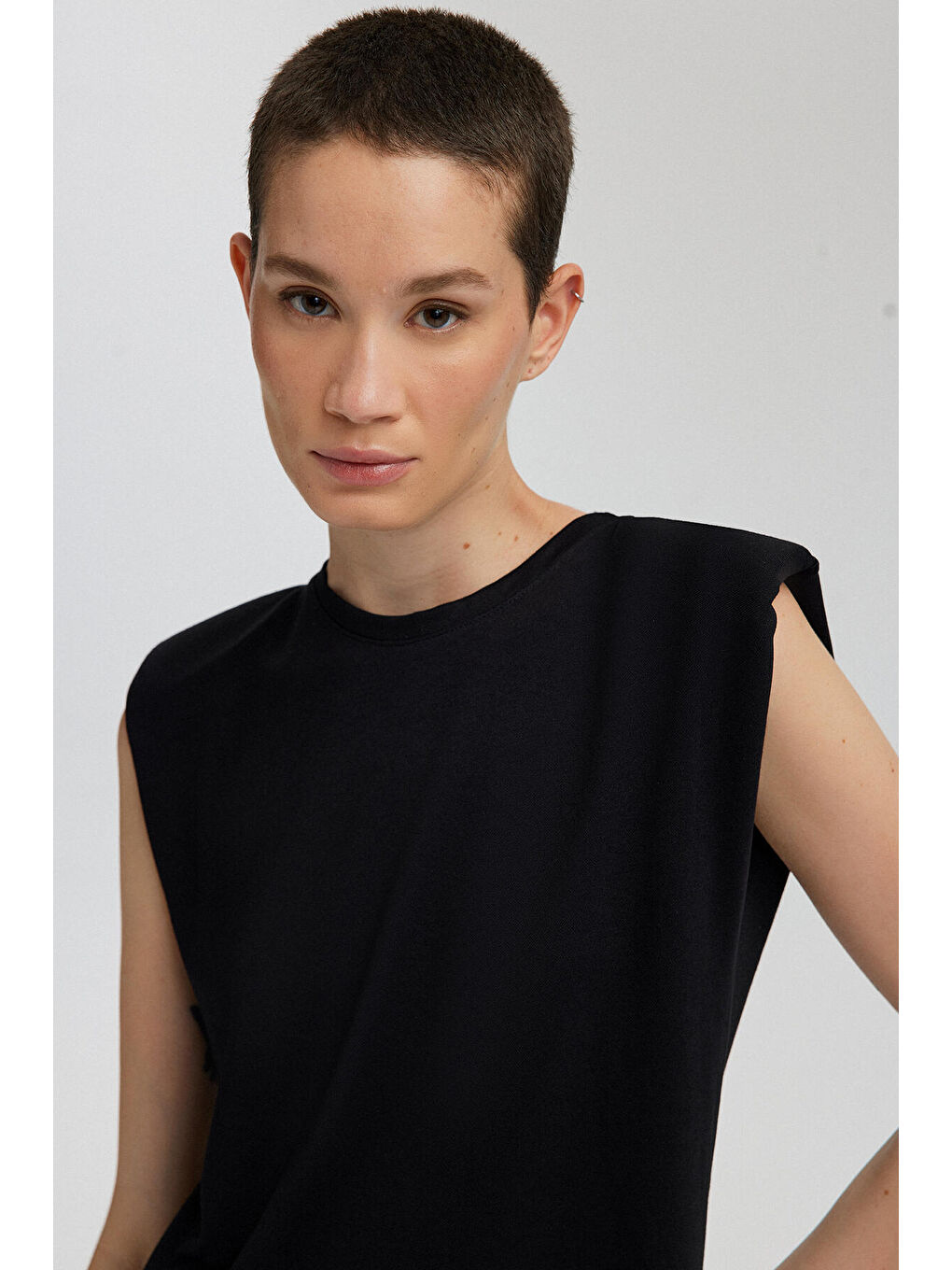 Siyah Bisiklet Yaka Vatkalı Elbise-4