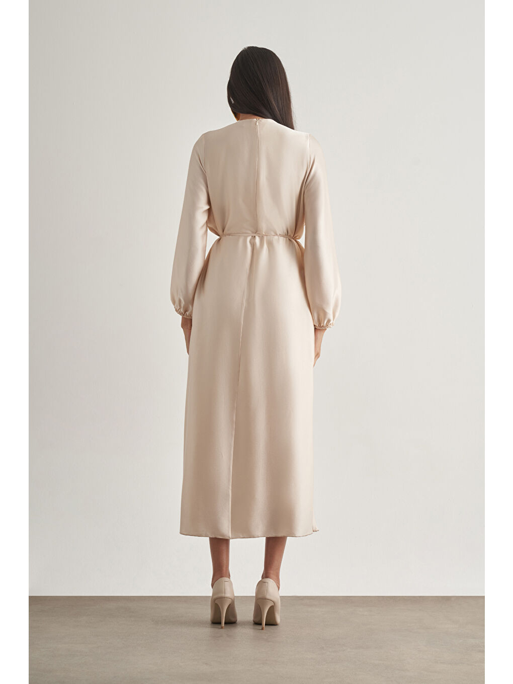 Saten Dokulu İnce Piliseli Ekru Maksi Elbise-3