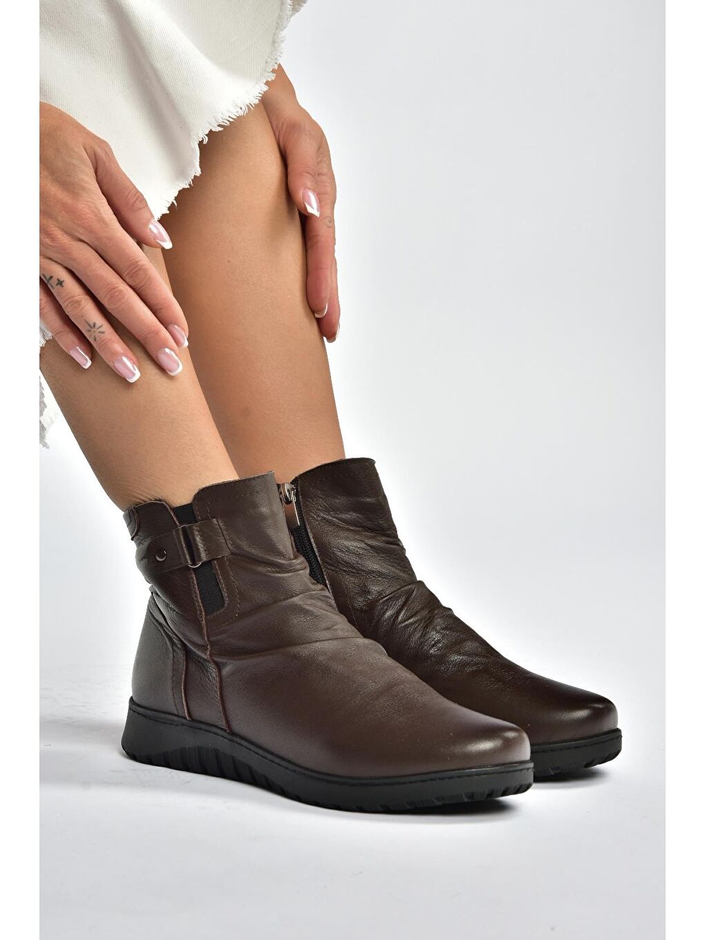 Kahverengi Kadın Bot V324501703