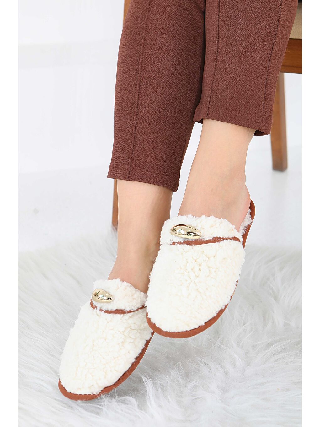 Kadın Ekru Tokalı Pelüş Ev Terliği - 27912-EKRU-1