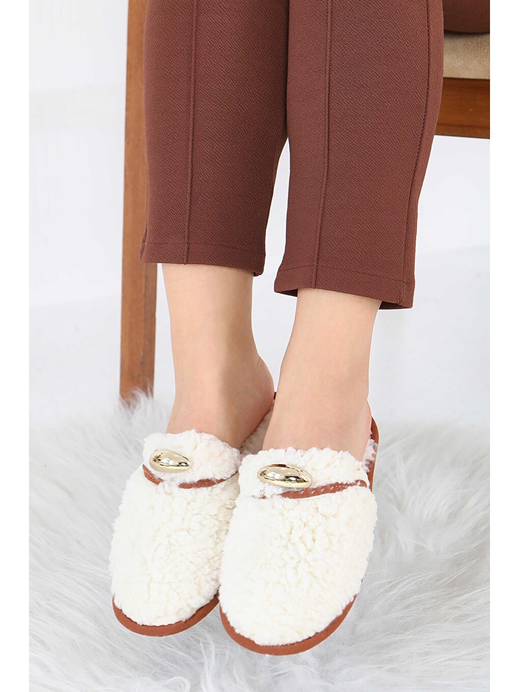 Kadın Ekru Tokalı Pelüş Ev Terliği - 27912-EKRU-2