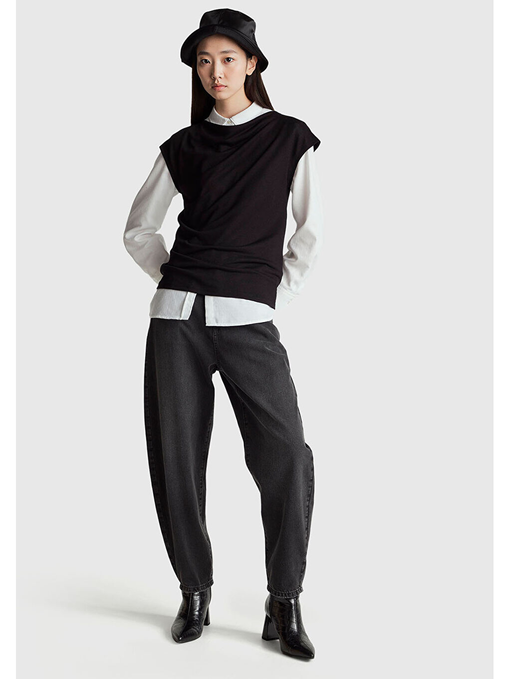 Kadın Siyah Viskoz Karışımlı Kayık Yaka Kolsuz Üst-4