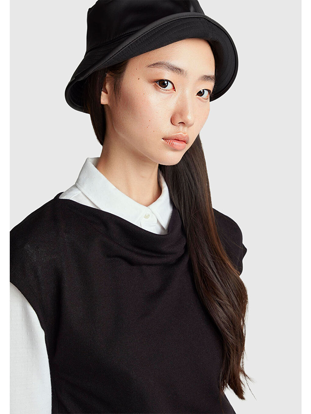 Kadın Siyah Viskoz Karışımlı Kayık Yaka Kolsuz Üst-5