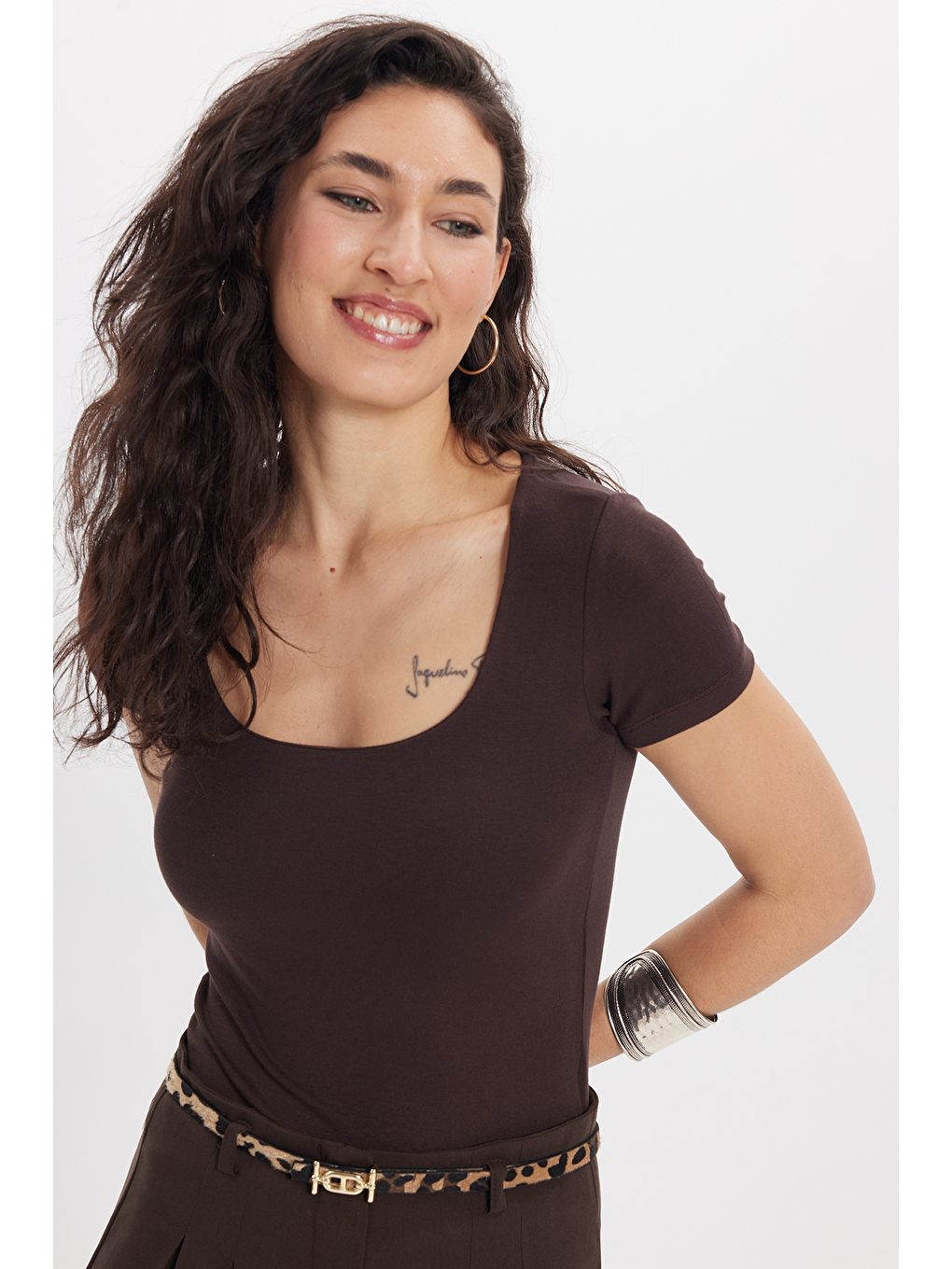Kadın Slim Fit Dar Kesim Pamuklu Kare Yaka Kısa Kollu Kahverengi Tişört