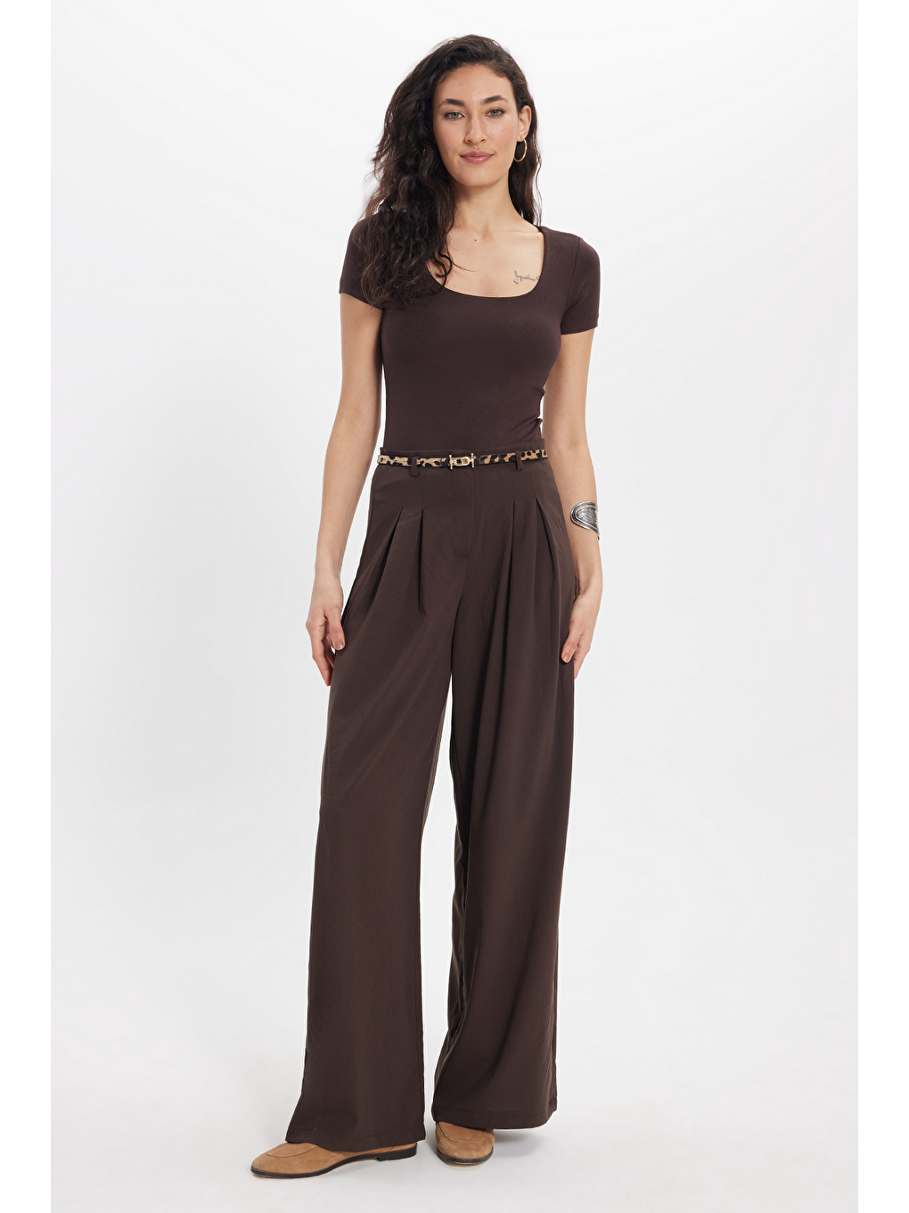 Kadın Slim Fit Dar Kesim Pamuklu Kare Yaka Kısa Kollu Kahverengi Tişört-1