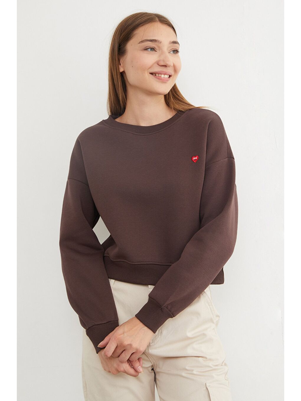 Kahverengi 3 İplik Kalp Nakışlı Bisiklet Yaka Sweatshirt-2