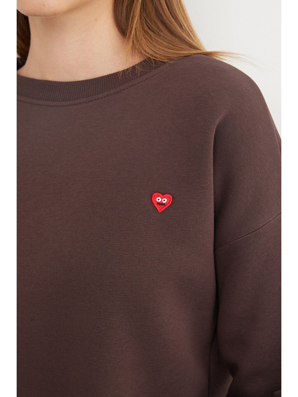 Kahverengi 3 İplik Kalp Nakışlı Bisiklet Yaka Sweatshirt-3