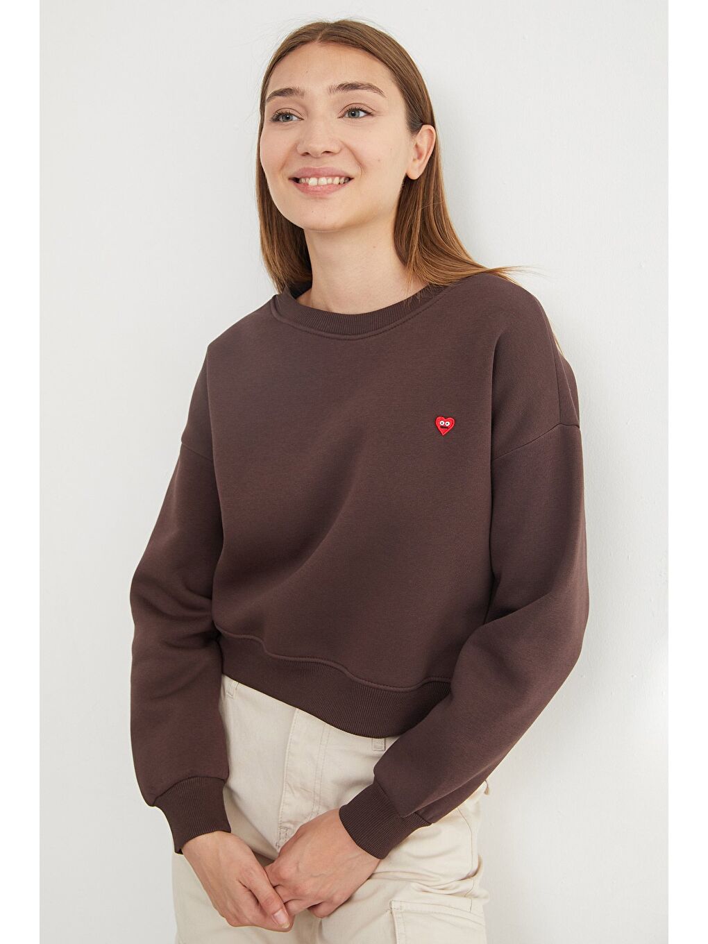 Kahverengi 3 İplik Kalp Nakışlı Bisiklet Yaka Sweatshirt-4