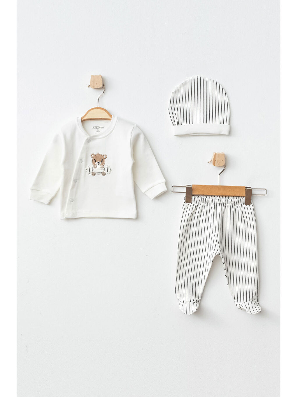 Ekru Erkek Bebek Ayı Nakışlı Hırka Pantolon Bere 3 'lü Alt Üst Bebek Takımı 0Ay-6Ay