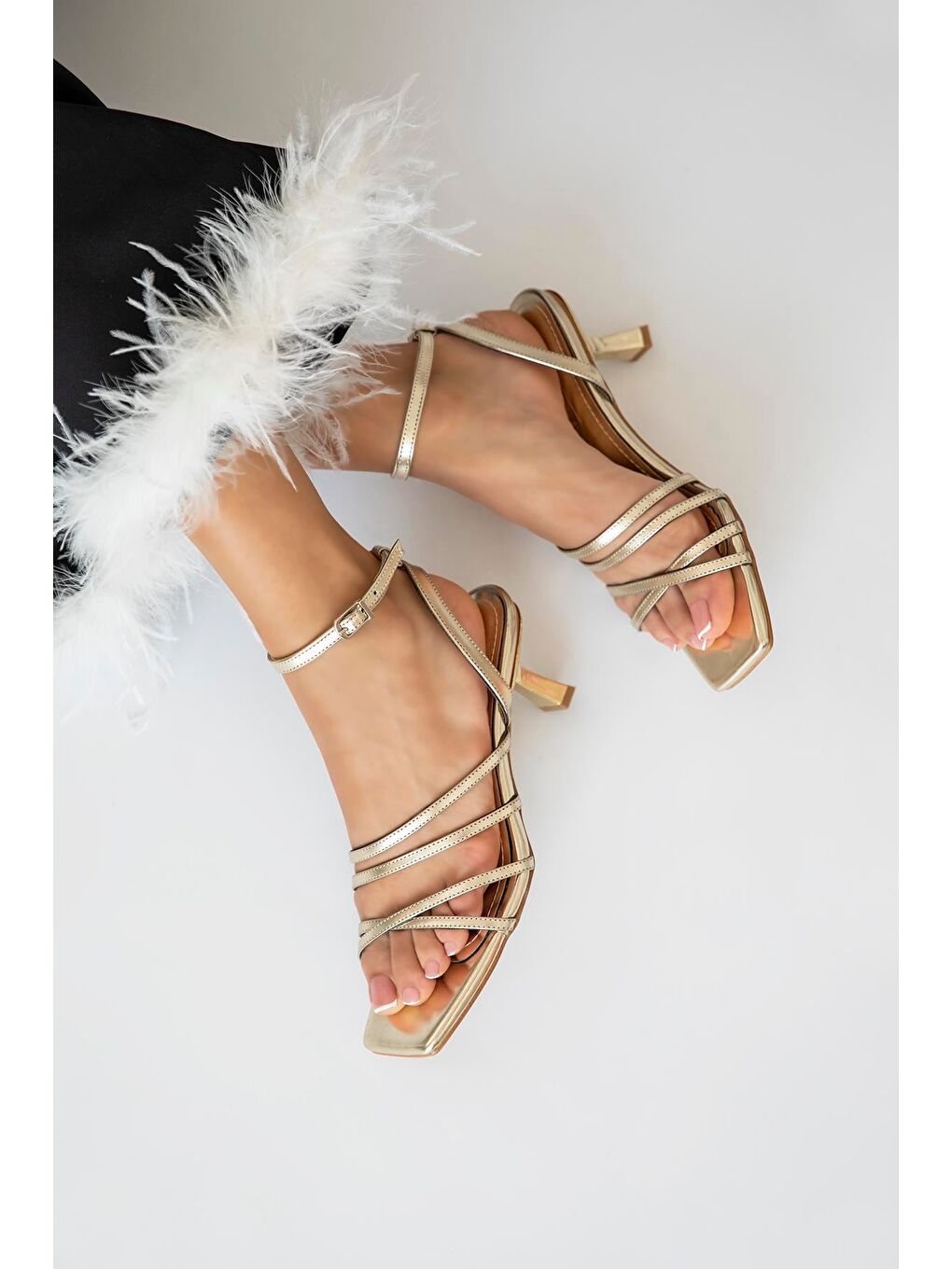 Sarı Ferne Kadın Topuklu Küt Burun Deri Sandalet Altın-1