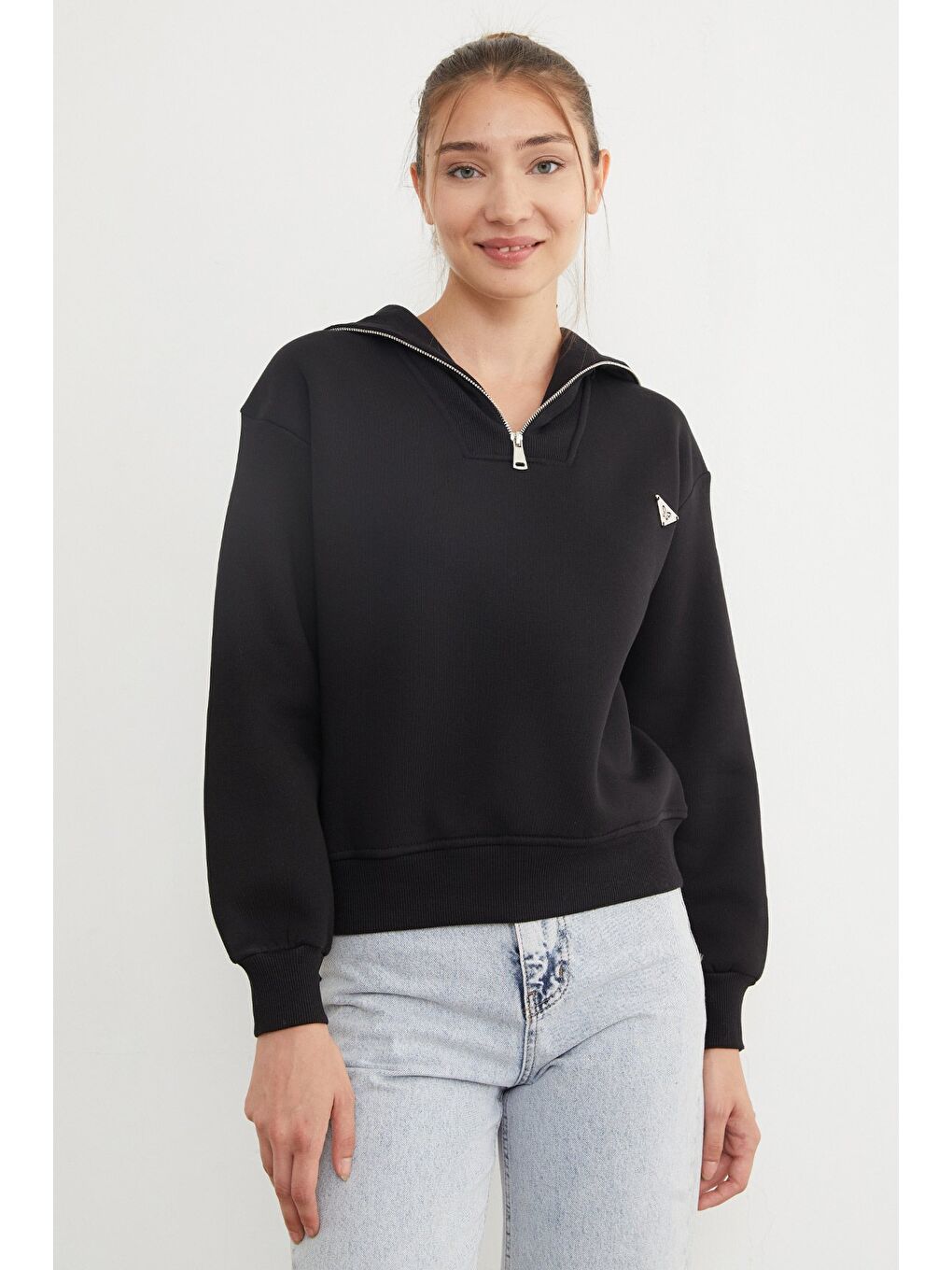 Siyah 3 İplik Üçgen Metal Armalı Sweatshirt-1