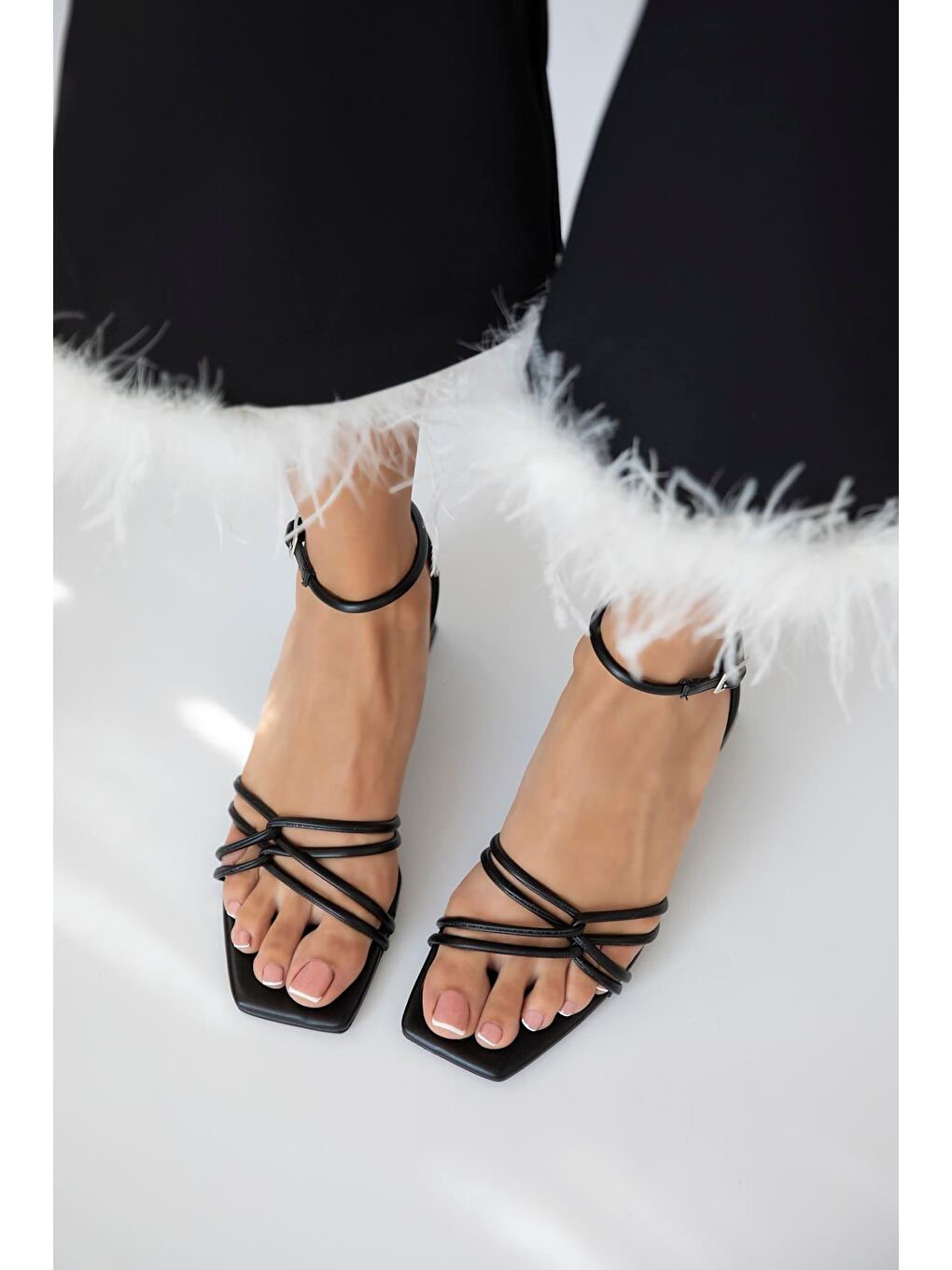 Onika Kadın Topuklu Deri Sandalet Siyah-1