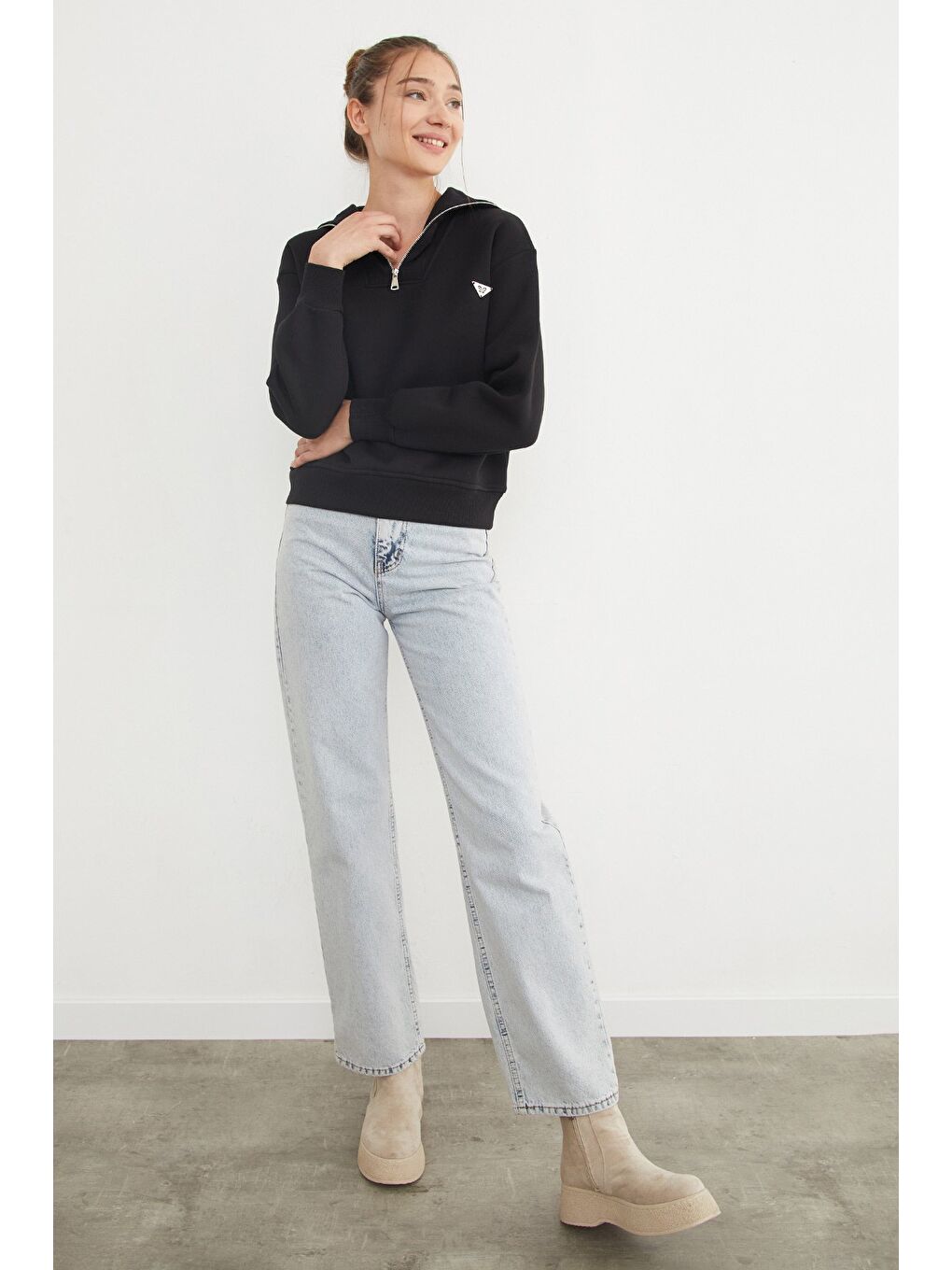 Siyah 3 İplik Üçgen Metal Armalı Sweatshirt-2